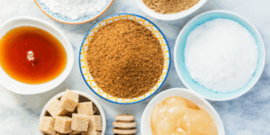 Mel ou açúcar: Entenda as diferenças e qual é a melhor escolha!