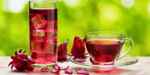 Chá de hibisco realmente emagrece? O que a ciência diz sobre a bebida